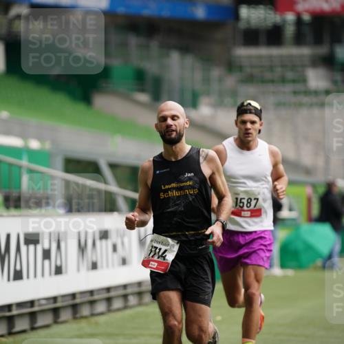05.10.2025 - 20. swb-Marathon Bremen Michael Burmester http://msf.ph/oto/9324200 05.10.2025 12:23:33 Laufen im Stadion 44, 291, 351, 681, 691, 1117, 1143, 1363, 1587, 1714, 4, 16, 456, 1351, 2138 meine-sportfotos.de