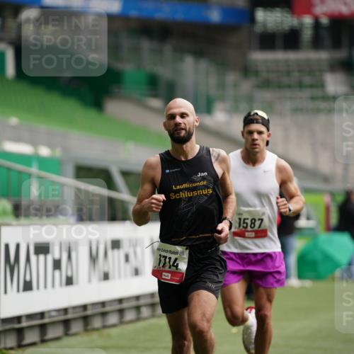 05.10.2025 - 20. swb-Marathon Bremen Michael Burmester http://msf.ph/oto/9324202 05.10.2025 12:23:34 Laufen im Stadion 44, 291, 351, 681, 691, 1117, 1143, 1363, 1587, 1714, 4, 16, 456, 1351, 2138 meine-sportfotos.de