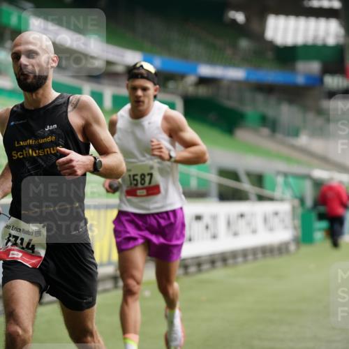05.10.2025 - 20. swb-Marathon Bremen Michael Burmester http://msf.ph/oto/9324204 05.10.2025 12:23:36 Laufen im Stadion 44, 291, 351, 681, 691, 1117, 1143, 1363, 1587, 1714, 4, 16, 456, 1351, 2138 meine-sportfotos.de