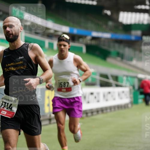 05.10.2025 - 20. swb-Marathon Bremen Michael Burmester http://msf.ph/oto/9324206 05.10.2025 12:23:36 Laufen im Stadion 44, 291, 351, 681, 691, 1117, 1143, 1363, 1587, 1714, 4, 16, 456, 1351, 2138 meine-sportfotos.de
