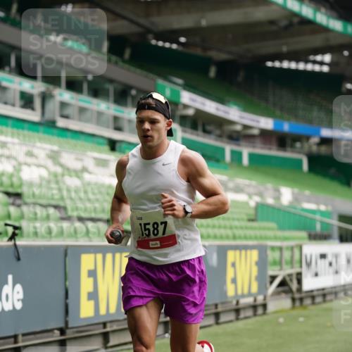 05.10.2025 - 20. swb-Marathon Bremen Michael Burmester http://msf.ph/oto/9324208 05.10.2025 12:23:37 Laufen im Stadion 44, 291, 351, 681, 691, 1117, 1143, 1363, 1587, 1714, 4, 16, 456, 1351, 2138 meine-sportfotos.de