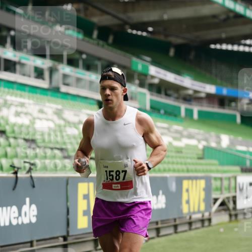 05.10.2025 - 20. swb-Marathon Bremen Michael Burmester http://msf.ph/oto/9324210 05.10.2025 12:23:37 Laufen im Stadion 44, 291, 351, 681, 691, 1117, 1143, 1363, 1587, 1714, 4, 16, 456, 1351, 2138 meine-sportfotos.de