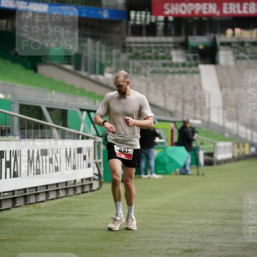 05.10.2025 - 20. swb-Marathon Bremen Michael Burmester http://msf.ph/oto/9324212 05.10.2025 12:23:43 Laufen im Stadion 44, 291, 351, 681, 691, 1117, 1143, 1363, 1587, 1714, 4, 16, 456, 1351, 2138 meine-sportfotos.de