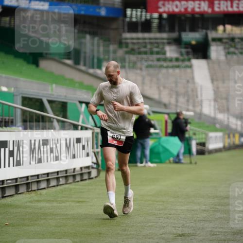 05.10.2025 - 20. swb-Marathon Bremen Michael Burmester http://msf.ph/oto/9324214 05.10.2025 12:23:43 Laufen im Stadion 44, 291, 351, 681, 691, 1117, 1143, 1363, 1587, 1714, 4, 16, 456, 1351, 2138 meine-sportfotos.de