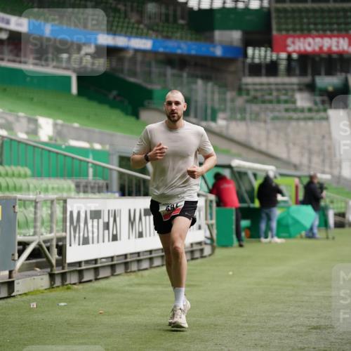 05.10.2025 - 20. swb-Marathon Bremen Michael Burmester http://msf.ph/oto/9324216 05.10.2025 12:23:44 Laufen im Stadion 44, 291, 351, 681, 691, 1117, 1143, 1363, 1587, 1714, 4, 16, 456, 1143, 1351 meine-sportfotos.de