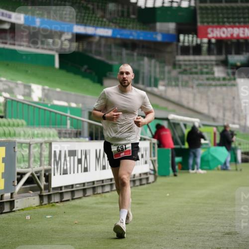 05.10.2025 - 20. swb-Marathon Bremen Michael Burmester http://msf.ph/oto/9324218 05.10.2025 12:23:44 Laufen im Stadion 44, 291, 351, 681, 691, 1117, 1143, 1363, 1587, 1714, 4, 16, 456, 1143, 1351 meine-sportfotos.de