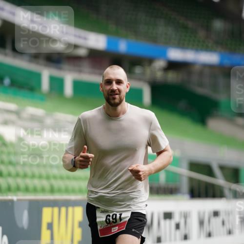 05.10.2025 - 20. swb-Marathon Bremen Michael Burmester http://msf.ph/oto/9324220 05.10.2025 12:23:45 Laufen im Stadion 44, 291, 351, 681, 691, 1117, 1363, 1587, 1714, 4, 16, 351, 1143, 1351 meine-sportfotos.de