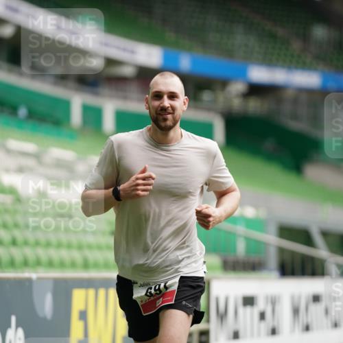 05.10.2025 - 20. swb-Marathon Bremen Michael Burmester http://msf.ph/oto/9324222 05.10.2025 12:23:46 Laufen im Stadion 44, 291, 681, 691, 1117, 1363, 1587, 1714, 4, 351, 1143, 1351 meine-sportfotos.de