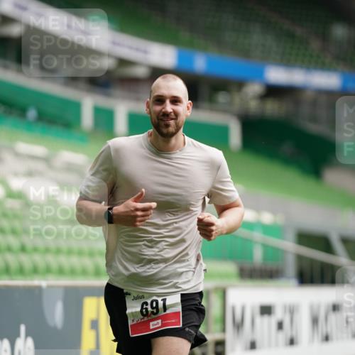 05.10.2025 - 20. swb-Marathon Bremen Michael Burmester http://msf.ph/oto/9324224 05.10.2025 12:23:46 Laufen im Stadion 44, 291, 681, 691, 1117, 1363, 1587, 1714, 4, 351, 1143, 1351 meine-sportfotos.de