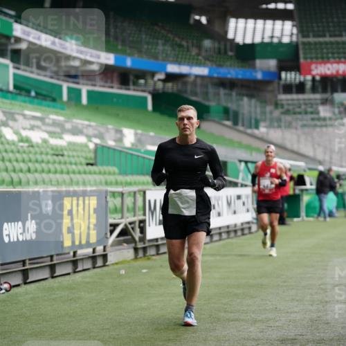 05.10.2025 - 20. swb-Marathon Bremen Michael Burmester http://msf.ph/oto/9324226 05.10.2025 12:24:03 Laufen im Stadion 44, 291, 467, 583, 681, 691, 1117, 1459, 1587, 1714, 351, 1143, 1363 meine-sportfotos.de