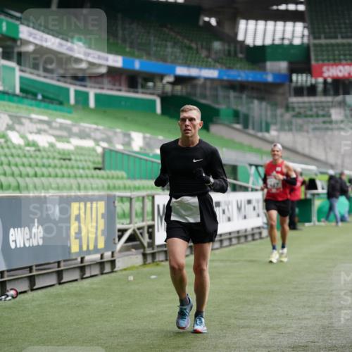 05.10.2025 - 20. swb-Marathon Bremen Michael Burmester http://msf.ph/oto/9324228 05.10.2025 12:24:03 Laufen im Stadion 44, 291, 467, 583, 681, 691, 1117, 1459, 1587, 1714, 351, 1143, 1363 meine-sportfotos.de