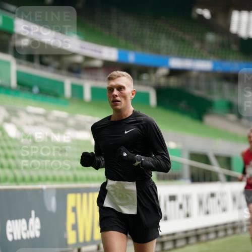 05.10.2025 - 20. swb-Marathon Bremen Michael Burmester http://msf.ph/oto/9324230 05.10.2025 12:24:04 Laufen im Stadion 44, 291, 467, 583, 681, 691, 1117, 1459, 1587, 1714, 351, 1143, 1363 meine-sportfotos.de