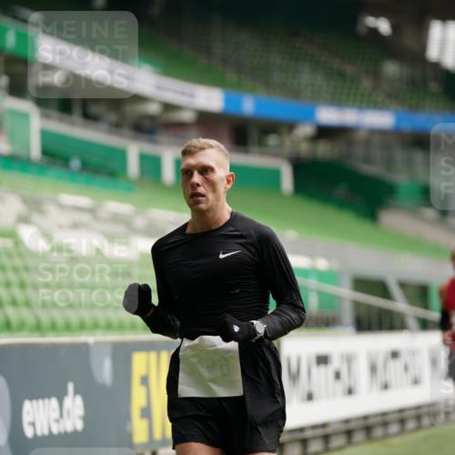 05.10.2025 - 20. swb-Marathon Bremen Michael Burmester http://msf.ph/oto/9324232 05.10.2025 12:24:04 Laufen im Stadion 44, 291, 467, 583, 681, 691, 1117, 1459, 1587, 1714, 351, 1143, 1363 meine-sportfotos.de
