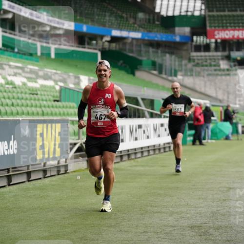 05.10.2025 - 20. swb-Marathon Bremen Michael Burmester http://msf.ph/oto/9324238 05.10.2025 12:24:07 Laufen im Stadion 291, 467, 583, 681, 691, 1117, 1459, 1587, 1714, 44, 1363 meine-sportfotos.de