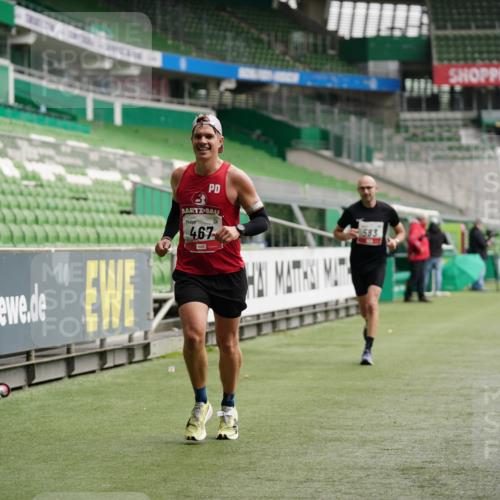 05.10.2025 - 20. swb-Marathon Bremen Michael Burmester http://msf.ph/oto/9324240 05.10.2025 12:24:07 Laufen im Stadion 291, 467, 583, 681, 691, 1117, 1459, 1587, 1714, 44, 1363 meine-sportfotos.de