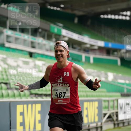 05.10.2025 - 20. swb-Marathon Bremen Michael Burmester http://msf.ph/oto/9324246 05.10.2025 12:24:08 Laufen im Stadion 291, 467, 583, 681, 691, 1117, 1459, 1587, 1714, 44, 1363 meine-sportfotos.de