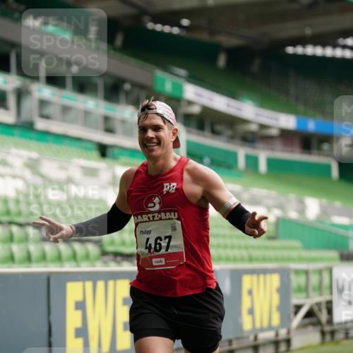 05.10.2025 - 20. swb-Marathon Bremen Michael Burmester http://msf.ph/oto/9324248 05.10.2025 12:24:08 Laufen im Stadion 291, 467, 583, 681, 691, 1117, 1459, 1587, 1714, 44, 1363 meine-sportfotos.de