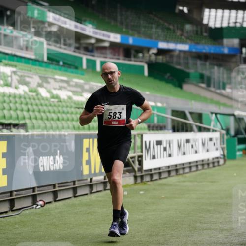 05.10.2025 - 20. swb-Marathon Bremen Michael Burmester http://msf.ph/oto/9324250 05.10.2025 12:24:10 Laufen im Stadion 467, 583, 681, 691, 1117, 1459, 1587, 1714, 44, 291, 1363 meine-sportfotos.de