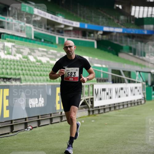 05.10.2025 - 20. swb-Marathon Bremen Michael Burmester http://msf.ph/oto/9324252 05.10.2025 12:24:10 Laufen im Stadion 467, 583, 681, 691, 1117, 1459, 1587, 1714, 44, 291, 1363 meine-sportfotos.de