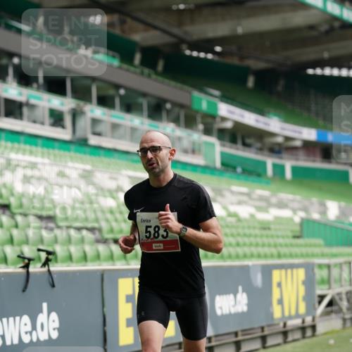 05.10.2025 - 20. swb-Marathon Bremen Michael Burmester http://msf.ph/oto/9324254 05.10.2025 12:24:11 Laufen im Stadion 467, 583, 681, 691, 1117, 1459, 1587, 1714, 44, 291, 1363 meine-sportfotos.de