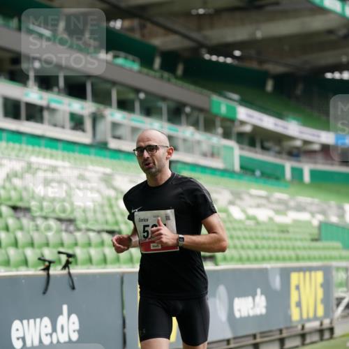 05.10.2025 - 20. swb-Marathon Bremen Michael Burmester http://msf.ph/oto/9324256 05.10.2025 12:24:11 Laufen im Stadion 467, 583, 681, 691, 1117, 1459, 1587, 1714, 44, 291, 1363 meine-sportfotos.de