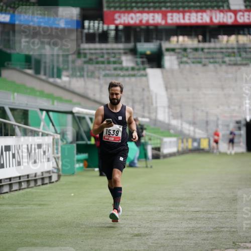 05.10.2025 - 20. swb-Marathon Bremen Michael Burmester http://msf.ph/oto/9324258 05.10.2025 12:24:34 Laufen im Stadion 467, 583, 1459, 1539, 691, 1117, 1587, 1714 meine-sportfotos.de