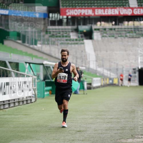05.10.2025 - 20. swb-Marathon Bremen Michael Burmester http://msf.ph/oto/9324260 05.10.2025 12:24:35 Laufen im Stadion 467, 583, 1459, 1539, 691, 1117, 1587, 1714 meine-sportfotos.de