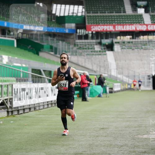 05.10.2025 - 20. swb-Marathon Bremen Michael Burmester http://msf.ph/oto/9324262 05.10.2025 12:24:36 Laufen im Stadion 467, 583, 1459, 1539, 691, 1117, 1587, 1714 meine-sportfotos.de