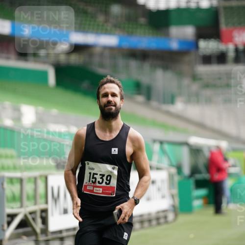 05.10.2025 - 20. swb-Marathon Bremen Michael Burmester http://msf.ph/oto/9324264 05.10.2025 12:24:37 Laufen im Stadion 467, 583, 1459, 1539, 691, 1117, 1587, 1714 meine-sportfotos.de