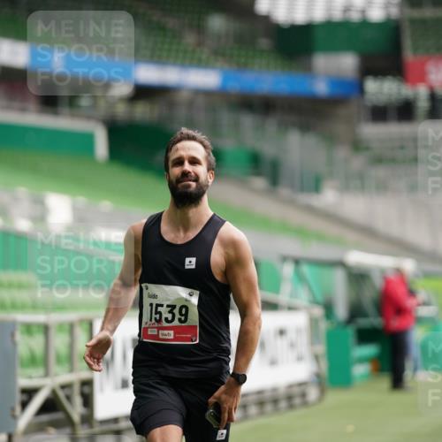 05.10.2025 - 20. swb-Marathon Bremen Michael Burmester http://msf.ph/oto/9324266 05.10.2025 12:24:37 Laufen im Stadion 467, 583, 1459, 1539, 691, 1117, 1587, 1714 meine-sportfotos.de