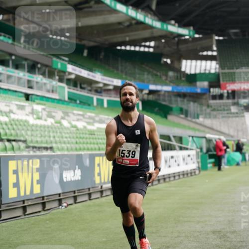 05.10.2025 - 20. swb-Marathon Bremen Michael Burmester http://msf.ph/oto/9324268 05.10.2025 12:24:38 Laufen im Stadion 467, 583, 1459, 1539, 691, 1587, 1714 meine-sportfotos.de