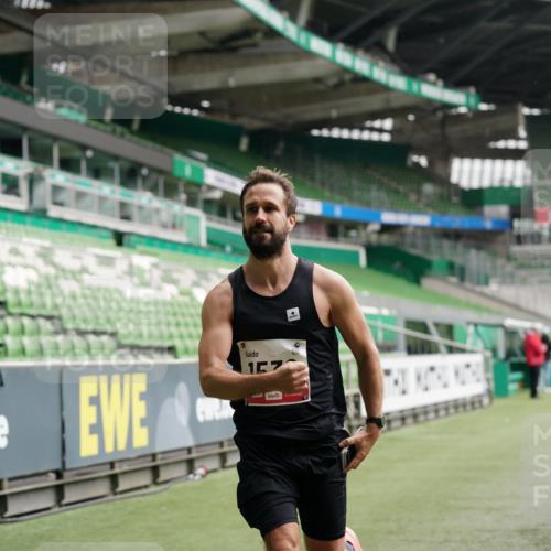05.10.2025 - 20. swb-Marathon Bremen Michael Burmester http://msf.ph/oto/9324272 05.10.2025 12:24:38 Laufen im Stadion 467, 583, 1459, 1539, 691, 1587, 1714 meine-sportfotos.de