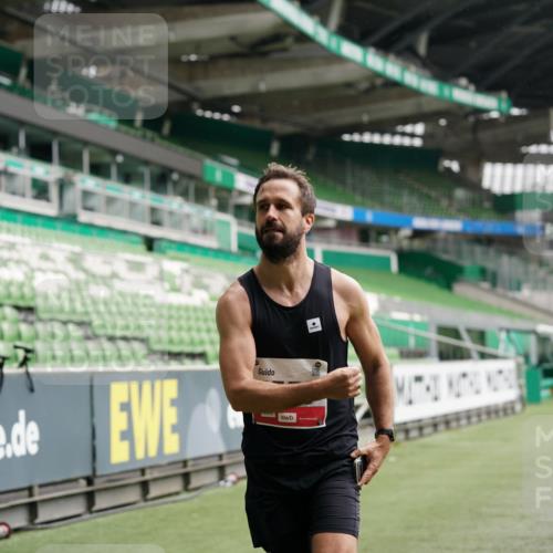 05.10.2025 - 20. swb-Marathon Bremen Michael Burmester http://msf.ph/oto/9324274 05.10.2025 12:24:38 Laufen im Stadion 467, 583, 1459, 1539, 691, 1587, 1714 meine-sportfotos.de