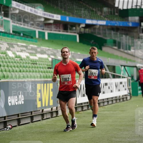 05.10.2025 - 20. swb-Marathon Bremen Michael Burmester http://msf.ph/oto/9324278 05.10.2025 12:25:01 Laufen im Stadion 1162, 1289, 1539, 1921, 467, 583, 1459 meine-sportfotos.de