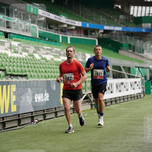 05.10.2025 - 20. swb-Marathon Bremen Michael Burmester http://msf.ph/oto/9324280 05.10.2025 12:25:01 Laufen im Stadion 1162, 1289, 1539, 1921, 467, 583, 1459 meine-sportfotos.de