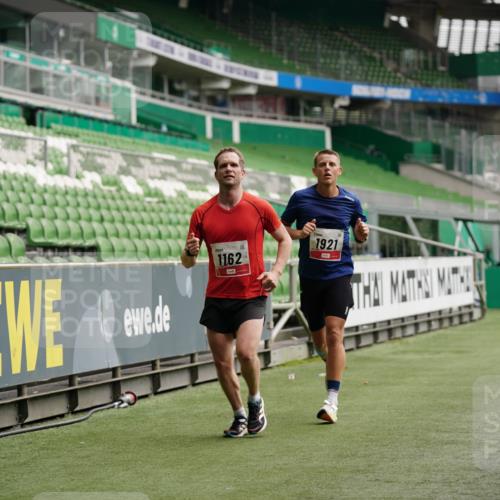 05.10.2025 - 20. swb-Marathon Bremen Michael Burmester http://msf.ph/oto/9324282 05.10.2025 12:25:01 Laufen im Stadion 1162, 1289, 1539, 1921, 467, 583, 1459 meine-sportfotos.de