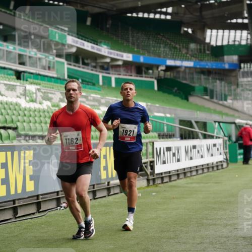 05.10.2025 - 20. swb-Marathon Bremen Michael Burmester http://msf.ph/oto/9324284 05.10.2025 12:25:02 Laufen im Stadion 1162, 1289, 1539, 1921, 467, 583, 1459 meine-sportfotos.de