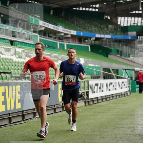 05.10.2025 - 20. swb-Marathon Bremen Michael Burmester http://msf.ph/oto/9324286 05.10.2025 12:25:02 Laufen im Stadion 1162, 1289, 1539, 1921, 467, 583, 1459 meine-sportfotos.de