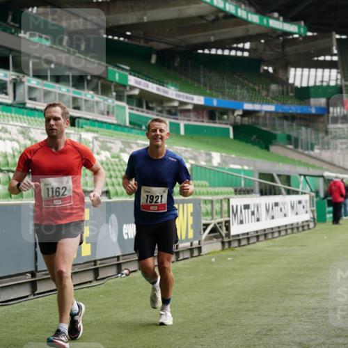 05.10.2025 - 20. swb-Marathon Bremen Michael Burmester http://msf.ph/oto/9324288 05.10.2025 12:25:03 Laufen im Stadion 1162, 1289, 1539, 1921, 467, 583, 1459 meine-sportfotos.de