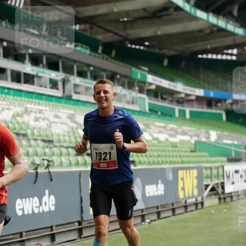 05.10.2025 - 20. swb-Marathon Bremen Michael Burmester http://msf.ph/oto/9324290 05.10.2025 12:25:03 Laufen im Stadion 1162, 1289, 1539, 1921, 467, 583, 1459 meine-sportfotos.de
