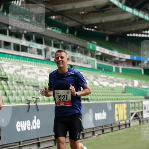 05.10.2025 - 20. swb-Marathon Bremen Michael Burmester http://msf.ph/oto/9324292 05.10.2025 12:25:03 Laufen im Stadion 1162, 1289, 1539, 1921, 467, 583, 1459 meine-sportfotos.de