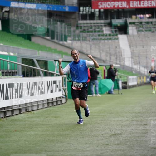 05.10.2025 - 20. swb-Marathon Bremen Michael Burmester http://msf.ph/oto/9324294 05.10.2025 12:25:10 Laufen im Stadion 364, 1162, 1289, 1539, 1921, 467, 583 meine-sportfotos.de