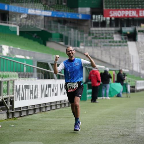 05.10.2025 - 20. swb-Marathon Bremen Michael Burmester http://msf.ph/oto/9324298 05.10.2025 12:25:11 Laufen im Stadion 364, 1162, 1289, 1539, 1921, 467, 583 meine-sportfotos.de