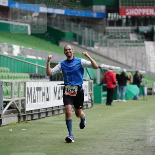 05.10.2025 - 20. swb-Marathon Bremen Michael Burmester http://msf.ph/oto/9324300 05.10.2025 12:25:11 Laufen im Stadion 364, 1162, 1289, 1539, 1921, 467, 583 meine-sportfotos.de