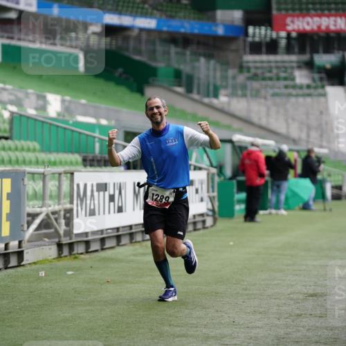 05.10.2025 - 20. swb-Marathon Bremen Michael Burmester http://msf.ph/oto/9324302 05.10.2025 12:25:11 Laufen im Stadion 364, 1162, 1289, 1539, 1921, 467, 583 meine-sportfotos.de
