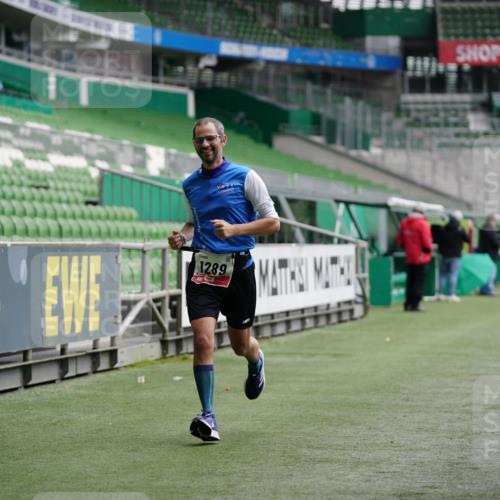05.10.2025 - 20. swb-Marathon Bremen Michael Burmester http://msf.ph/oto/9324304 05.10.2025 12:25:12 Laufen im Stadion 364, 1162, 1289, 1539, 1921, 467, 583 meine-sportfotos.de