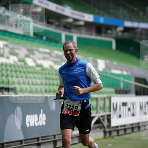 05.10.2025 - 20. swb-Marathon Bremen Michael Burmester http://msf.ph/oto/9324306 05.10.2025 12:25:13 Laufen im Stadion 364, 1162, 1289, 1539, 1921, 467, 583 meine-sportfotos.de