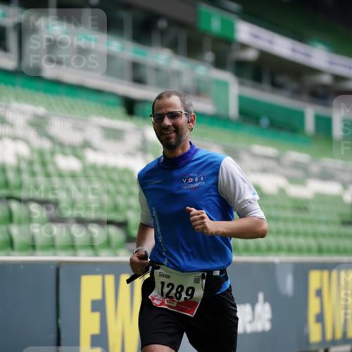 05.10.2025 - 20. swb-Marathon Bremen Michael Burmester http://msf.ph/oto/9324308 05.10.2025 12:25:13 Laufen im Stadion 364, 1162, 1289, 1539, 1921, 467, 583 meine-sportfotos.de