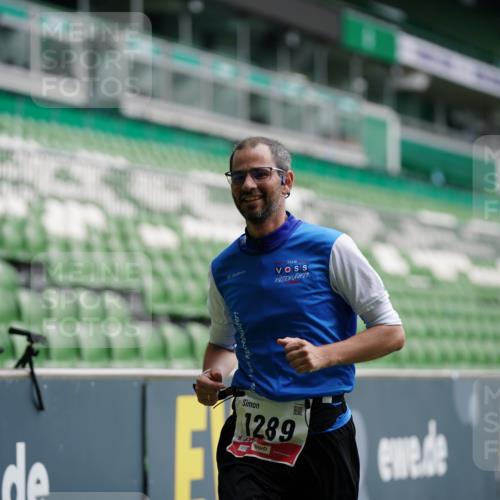 05.10.2025 - 20. swb-Marathon Bremen Michael Burmester http://msf.ph/oto/9324310 05.10.2025 12:25:13 Laufen im Stadion 364, 1162, 1289, 1539, 1921, 467, 583 meine-sportfotos.de