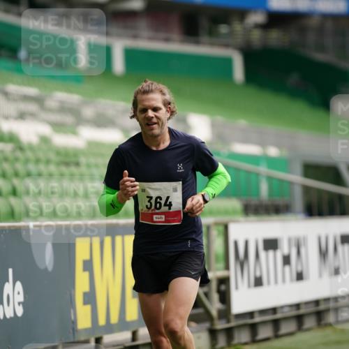 05.10.2025 - 20. swb-Marathon Bremen Michael Burmester http://msf.ph/oto/9324316 05.10.2025 12:25:24 Laufen im Stadion 153, 263, 364, 438, 559, 1068, 1077, 1162, 1289, 1539, 1921 meine-sportfotos.de